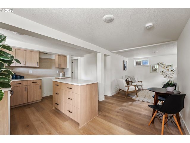 8328 Sw 9TH Ave, Portland, OR 97219