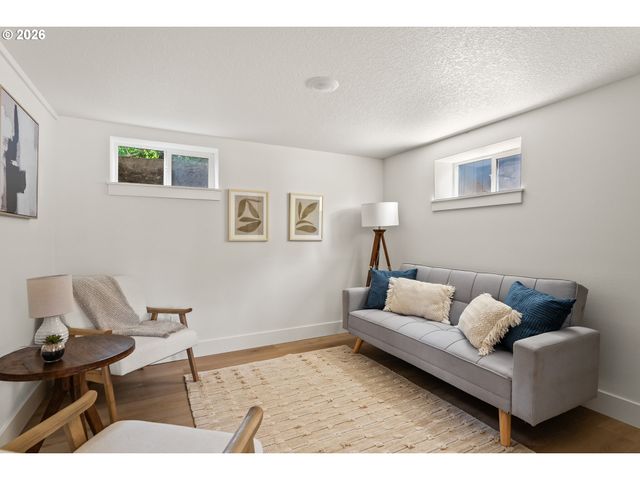 8328 Sw 9TH Ave, Portland, OR 97219