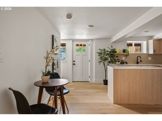 8328 Sw 9TH Ave, Portland, OR 97219