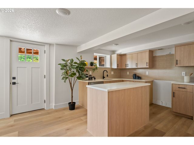 8328 Sw 9TH Ave, Portland, OR 97219