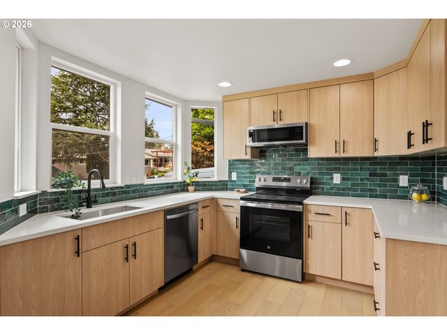 8328 Sw 9TH Ave, Portland, OR 97219