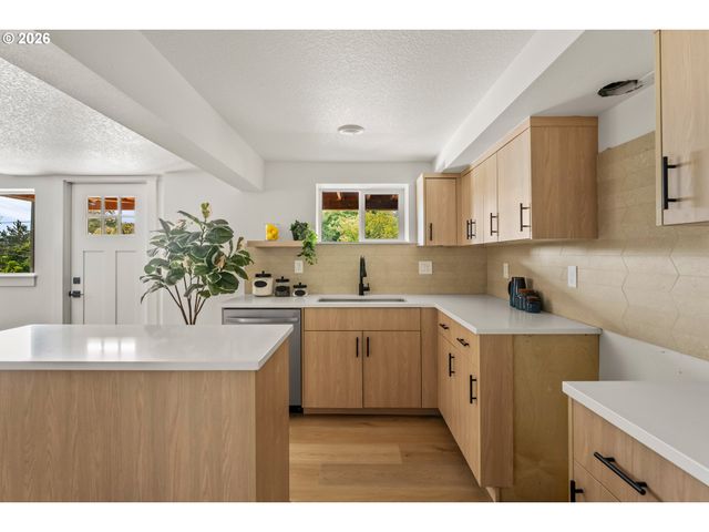 8328 Sw 9TH Ave, Portland, OR 97219