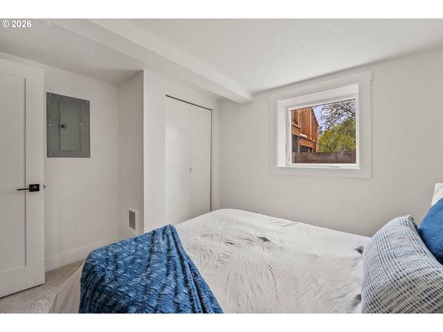 8328 Sw 9TH Ave, Portland, OR 97219