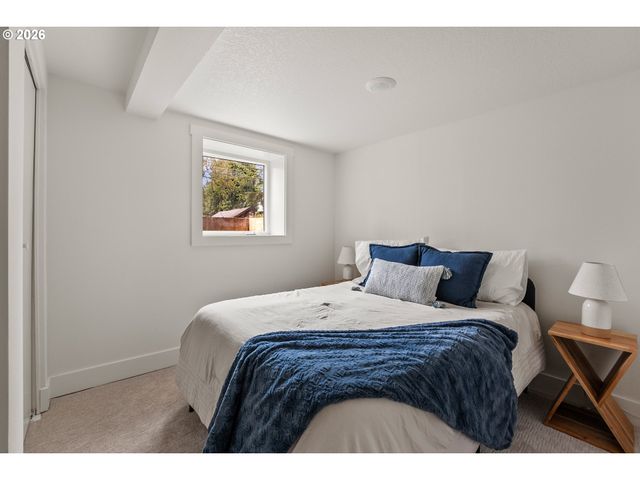 8328 Sw 9TH Ave, Portland, OR 97219