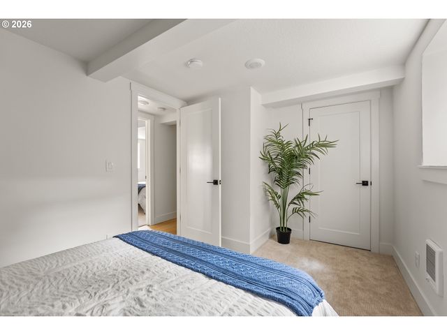 8328 Sw 9TH Ave, Portland, OR 97219