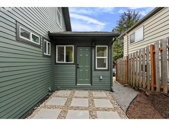 8328 Sw 9TH Ave, Portland, OR 97219