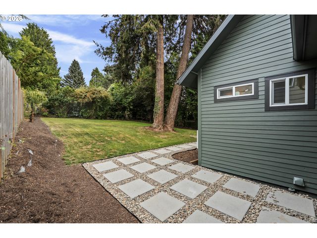 8328 Sw 9TH Ave, Portland, OR 97219
