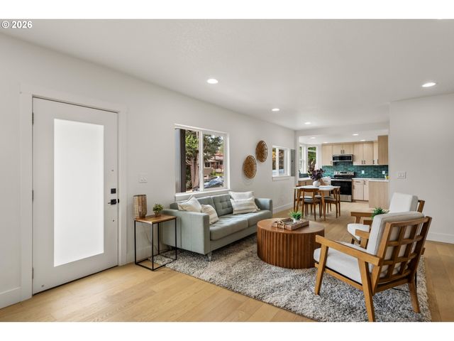 8328 Sw 9TH Ave, Portland, OR 97219