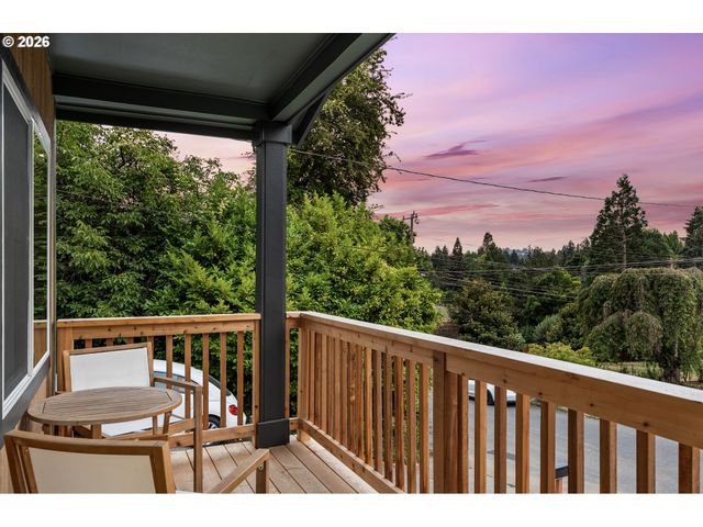 8328 Sw 9TH Ave, Portland, OR 97219