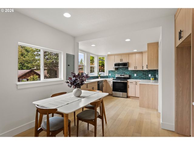 8328 Sw 9TH Ave, Portland, OR 97219