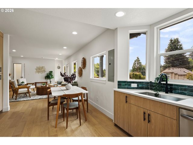 8328 Sw 9TH Ave, Portland, OR 97219