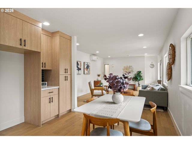 8328 Sw 9TH Ave, Portland, OR 97219