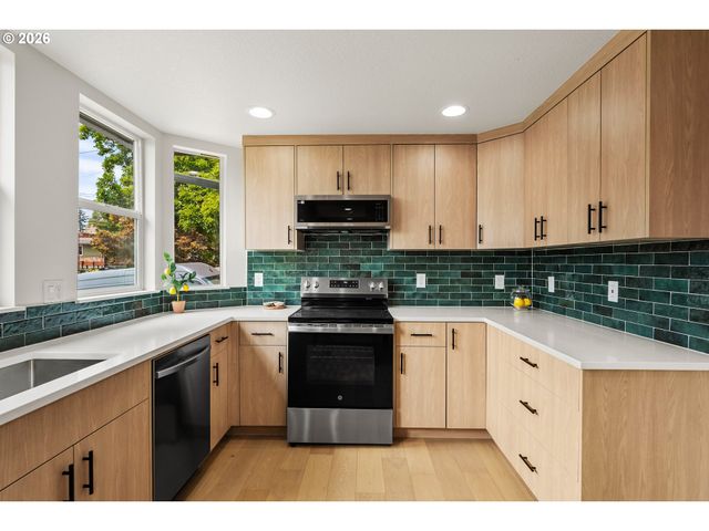 8328 Sw 9TH Ave, Portland, OR 97219