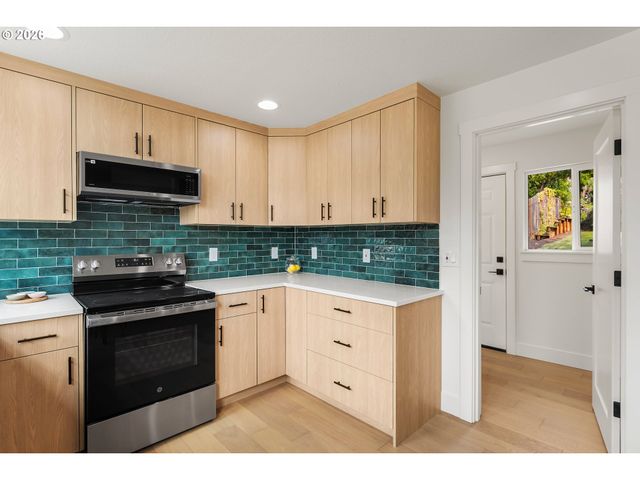 8328 Sw 9TH Ave, Portland, OR 97219