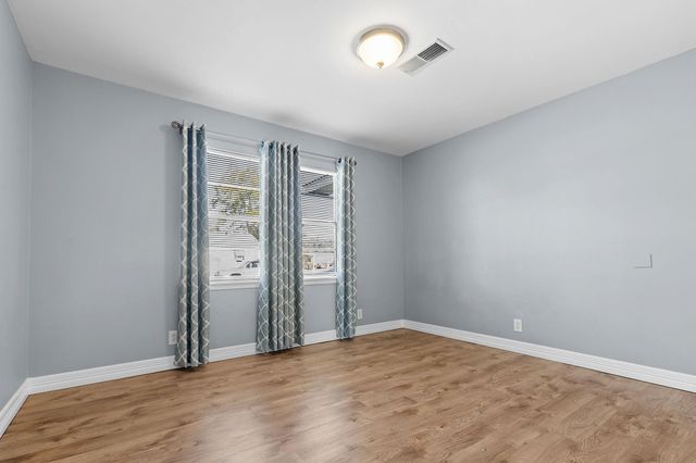 1051 Avenue A, Bacliff, TX 77518