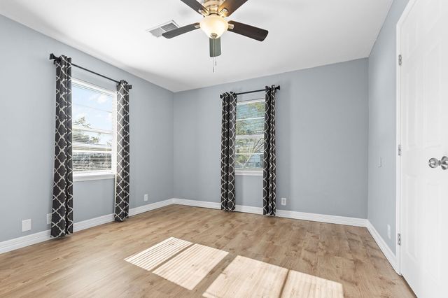 1051 Avenue A, Bacliff, TX 77518