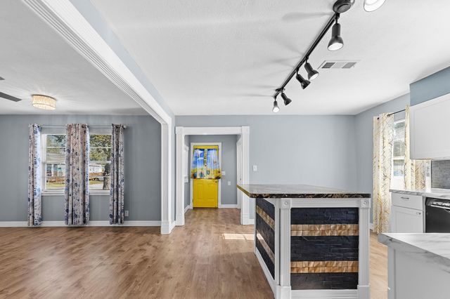 1051 Avenue A, Bacliff, TX 77518