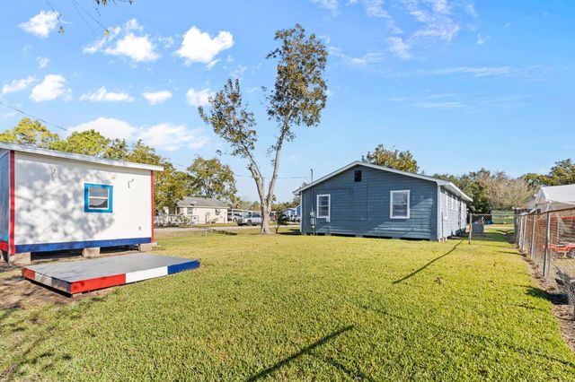 1051 Avenue A, Bacliff, TX 77518