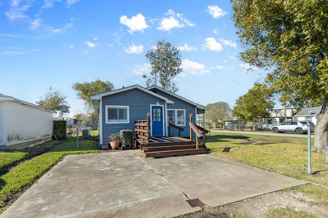 1051 Avenue A, Bacliff, TX 77518