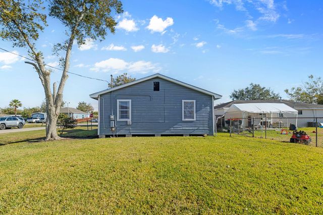1051 Avenue A, Bacliff, TX 77518