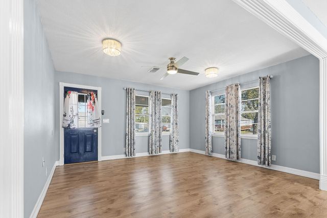 1051 Avenue A, Bacliff, TX 77518