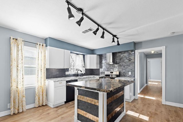 1051 Avenue A, Bacliff, TX 77518