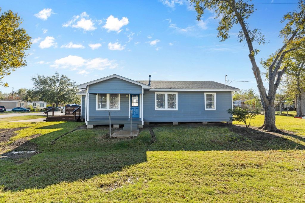1051 Avenue A, Bacliff, TX 77518