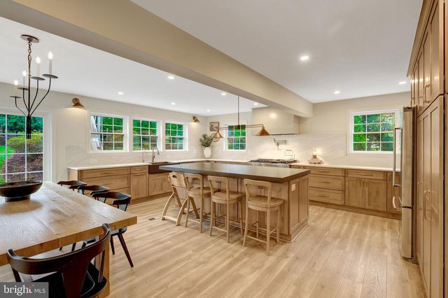 2818 CENTER RIDGE DR, Oakton, VA 22124