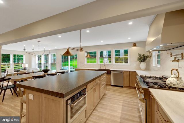 2818 CENTER RIDGE DR, Oakton, VA 22124