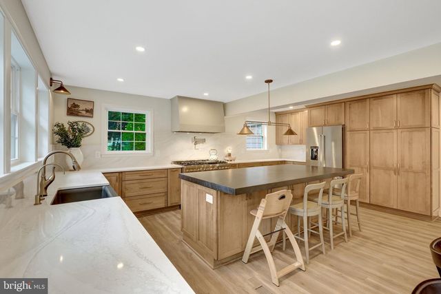 2818 CENTER RIDGE DR, Oakton, VA 22124