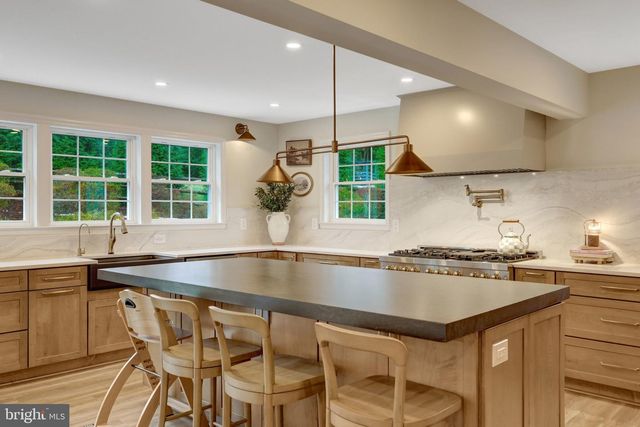 2818 CENTER RIDGE DR, Oakton, VA 22124