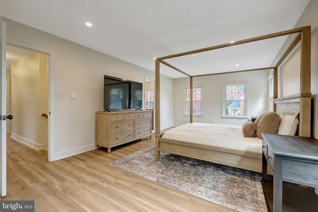 2818 CENTER RIDGE DR, Oakton, VA 22124