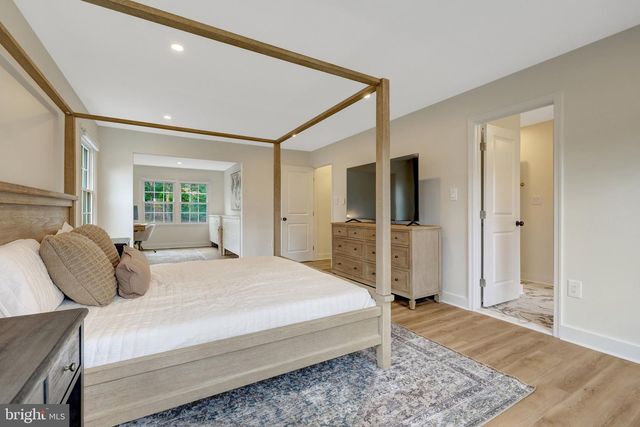 2818 CENTER RIDGE DR, Oakton, VA 22124