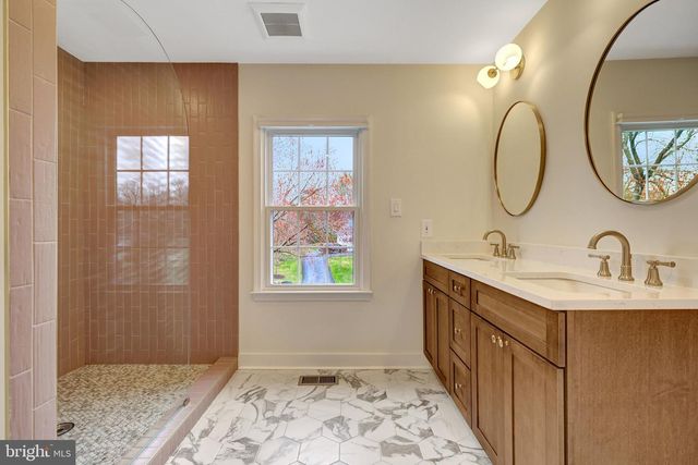 2818 CENTER RIDGE DR, Oakton, VA 22124