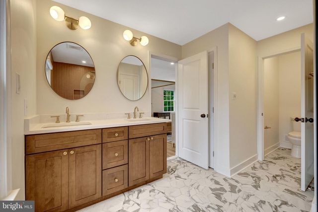 2818 CENTER RIDGE DR, Oakton, VA 22124