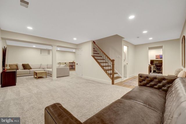 2818 CENTER RIDGE DR, Oakton, VA 22124