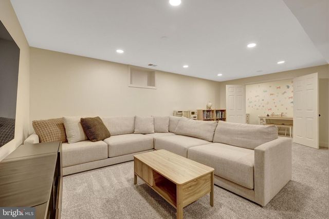 2818 CENTER RIDGE DR, Oakton, VA 22124