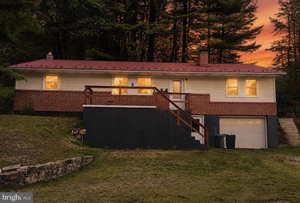 7009 CHAMBERSBURG RD, Fayetteville, PA 17222