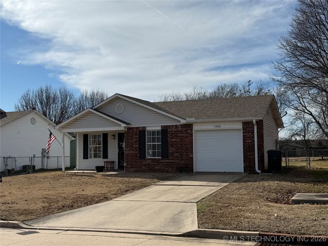 1929 Lexington Road, Claremore, OK 74017