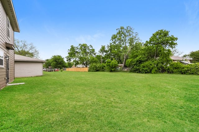 1300 N Brazos Avenue, Cleburne, TX 76031