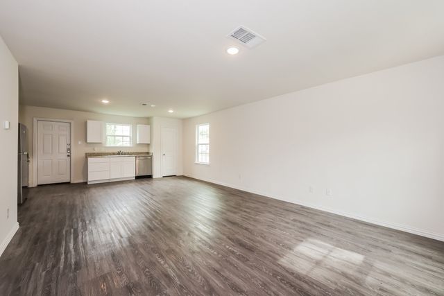 1300 N Brazos Avenue, Cleburne, TX 76031