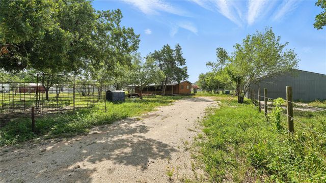 275 & 279 Cross RD, Kingsbury, TX 78638
