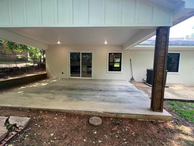 108 E Woodland Rd, Marshall, TX 75672