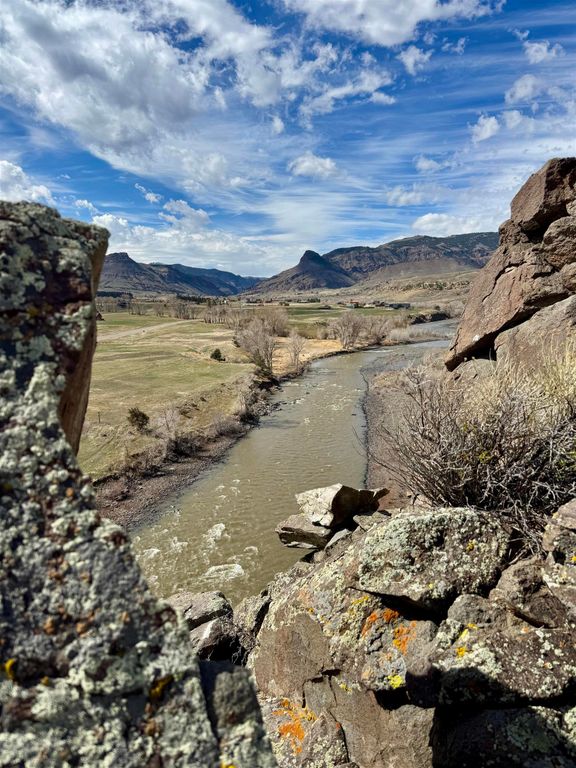 74 Big Creek Dr, Cody, WY 82414