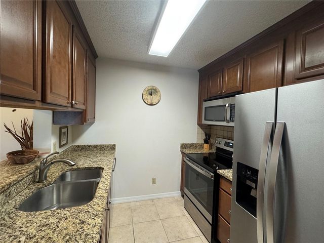 4032 CROCKERS LAKE BOULEVARD 27, Sarasota, FL 34238