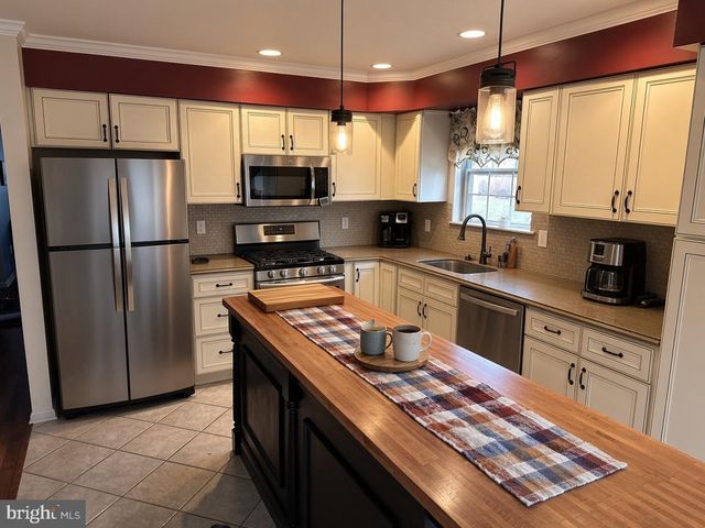 10 ATSION CT, Mt Laurel, NJ 08054