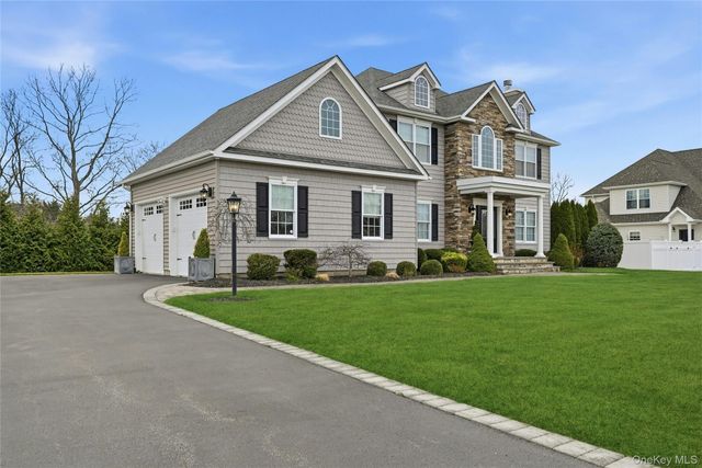 14 Southview Circle, Lake Grove, NY 11755