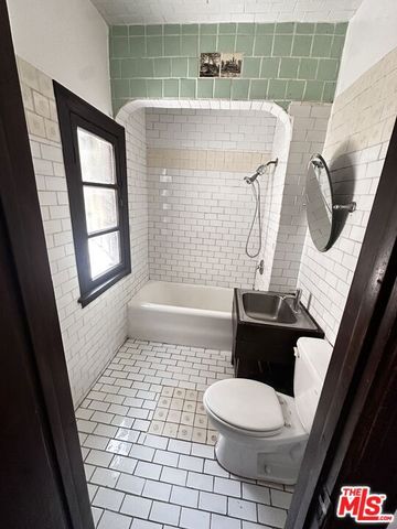 156 N Kenmore Avenue, Los Angeles, CA 90004