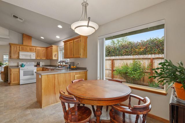 901 Schaefers Lane, Grants Pass, OR 97526