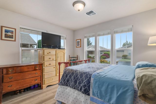 901 Schaefers Lane, Grants Pass, OR 97526